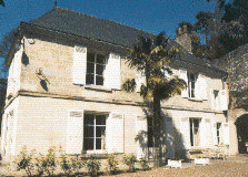 Loue à la semaine, gîte insolite, trogldyte de tout confort dans ancienne propriété vigneronne du 18è à Rochecorbon, village pittoresque sur les bords de loire, à 4 km de Tours,capitale de la Touraine, musées,vieux quartiers, restaurants) visite de caves
